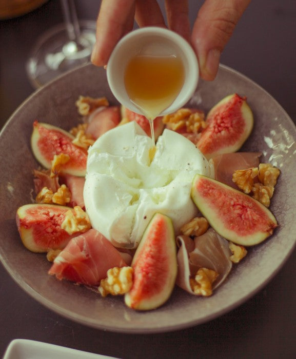 Burrata com Parma Figo e Mel Guaraipo